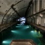 после того, как в сухой док входила подводная лодка двери закрывались и мощные насосы откачивали воду. Знакомый генирал рассказывал, что у них всегда таким образом был отличный улов свежей рыбы =)